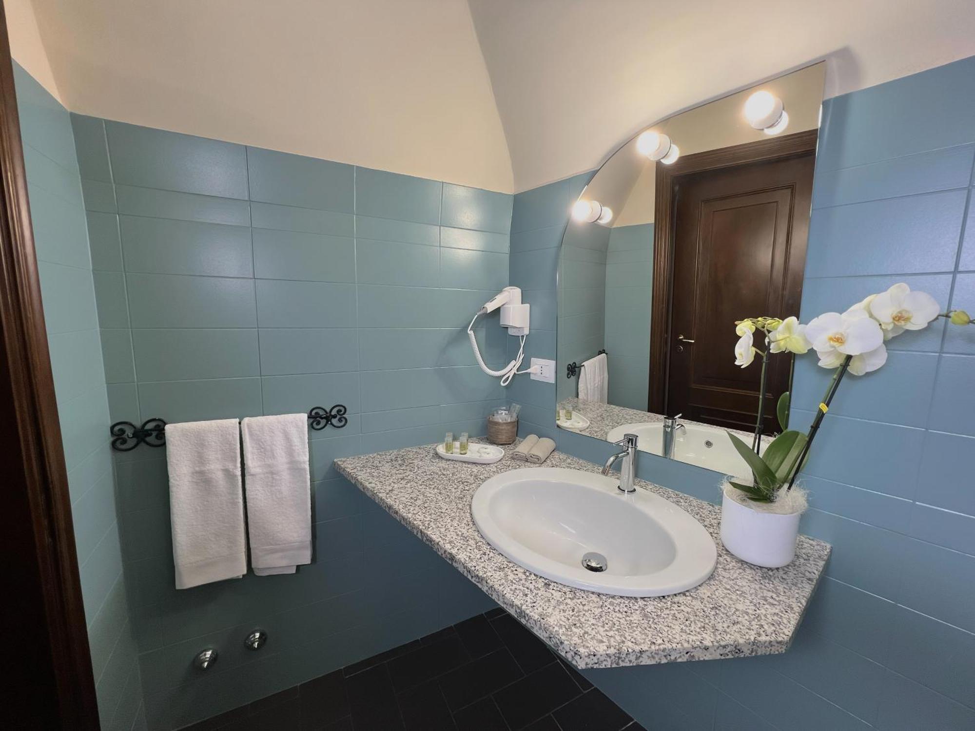 Dimora Conte Cavour Hotel แวร์เชลลี ภายนอก รูปภาพ