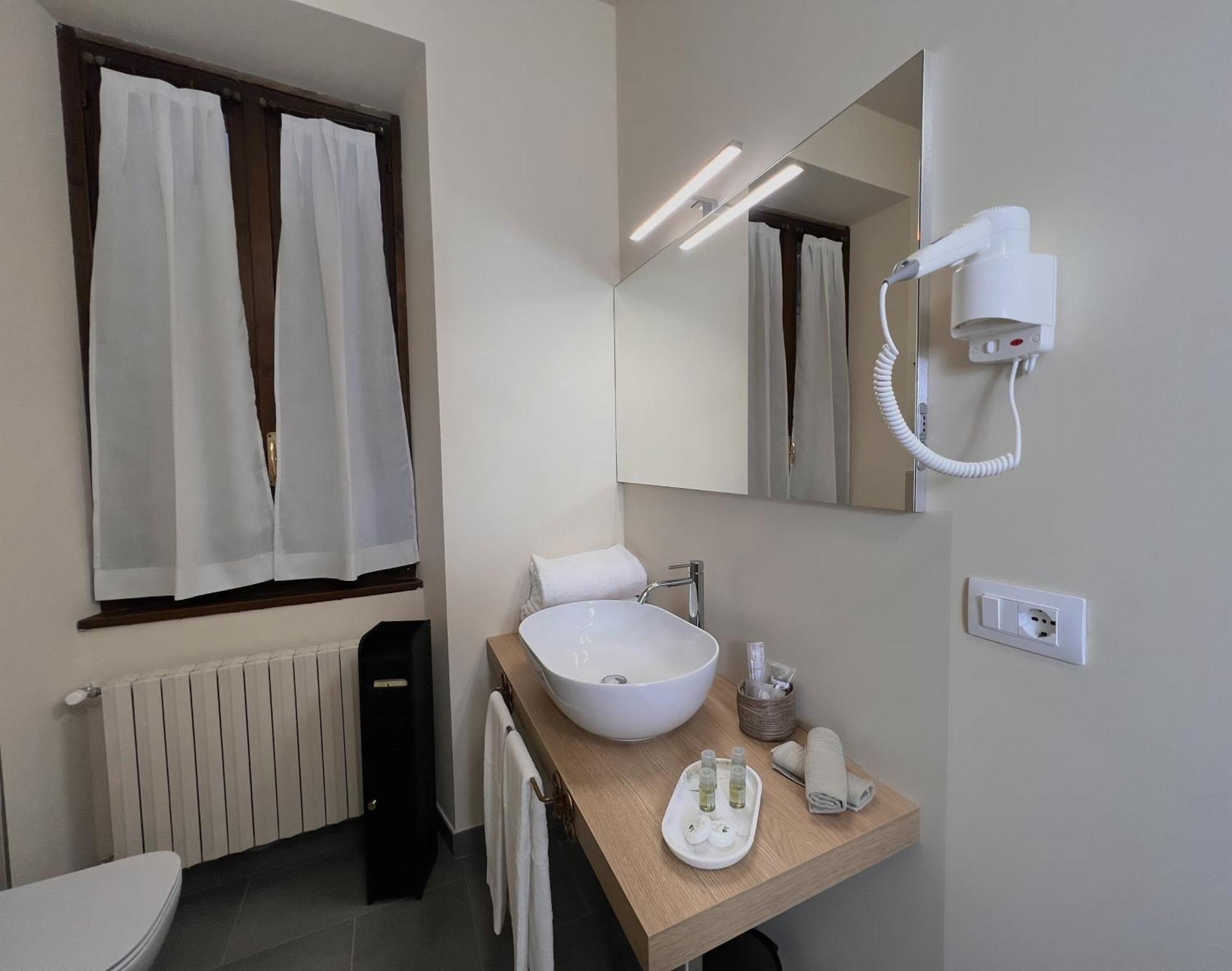 Dimora Conte Cavour Hotel แวร์เชลลี ภายนอก รูปภาพ