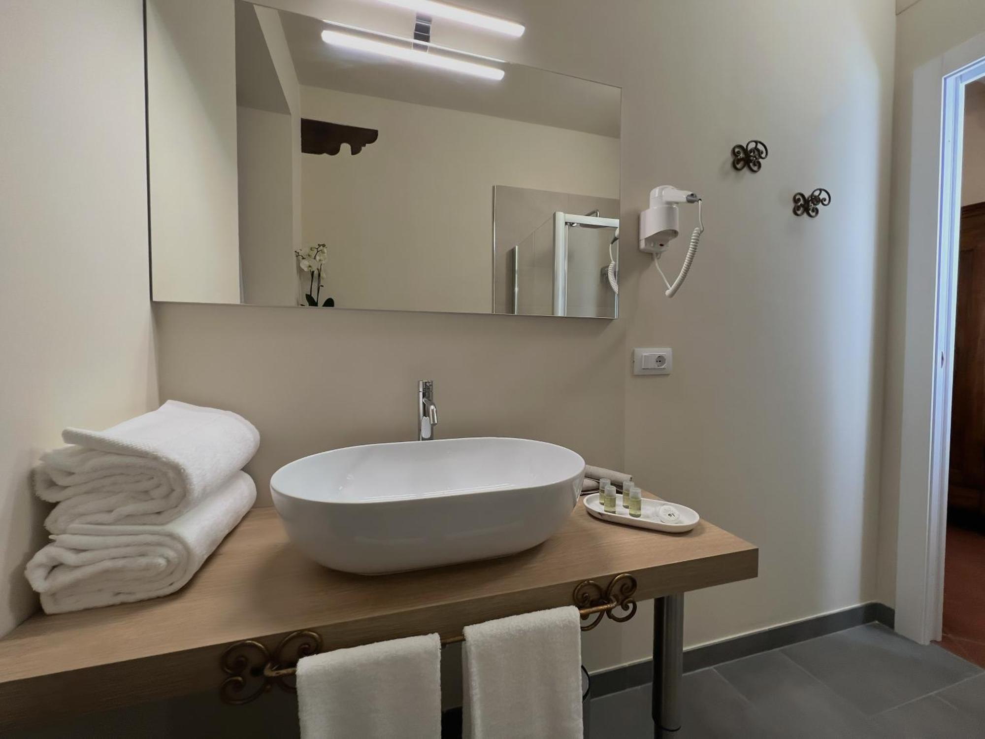 Dimora Conte Cavour Hotel แวร์เชลลี ภายนอก รูปภาพ