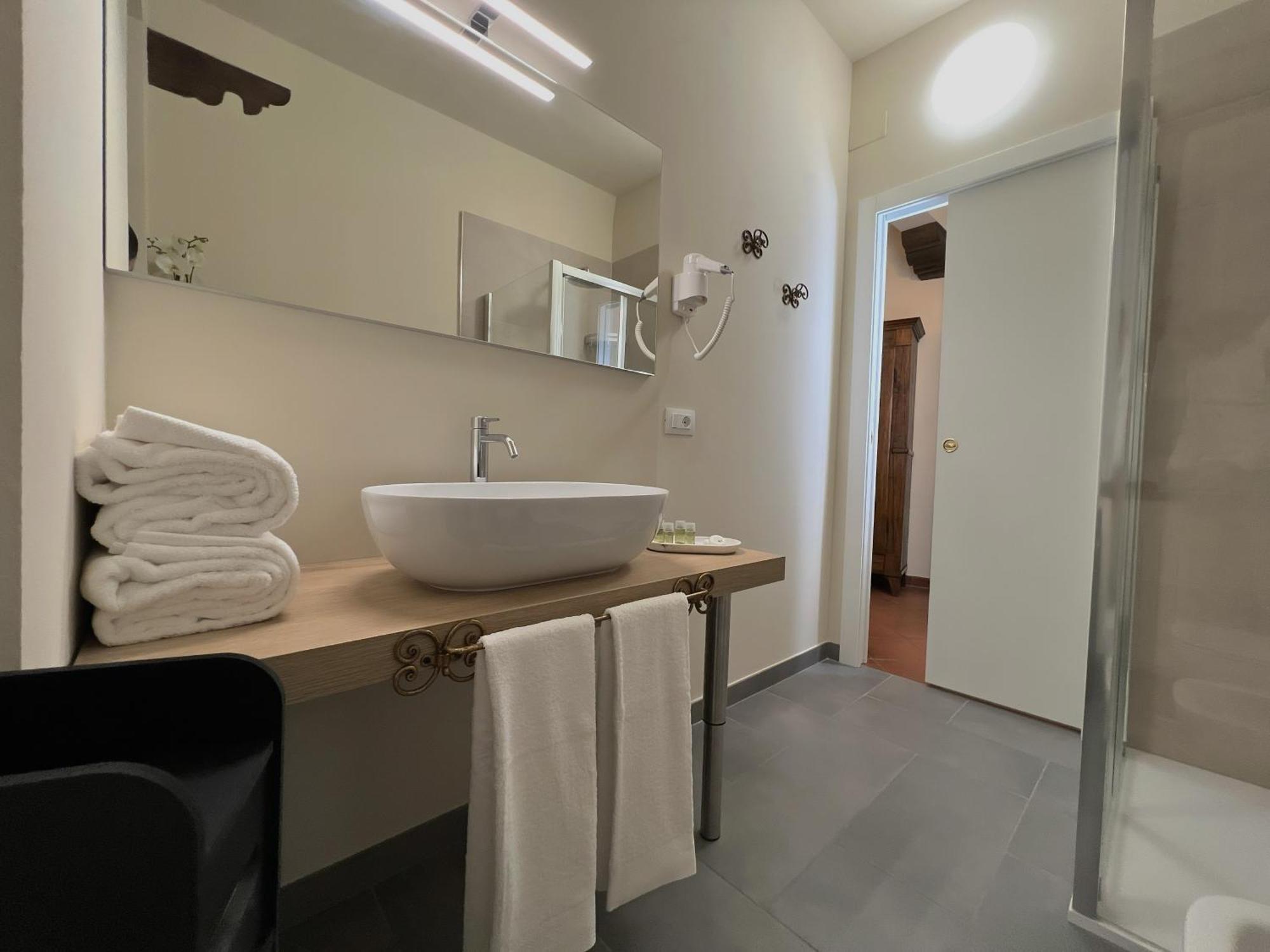 Dimora Conte Cavour Hotel แวร์เชลลี ภายนอก รูปภาพ