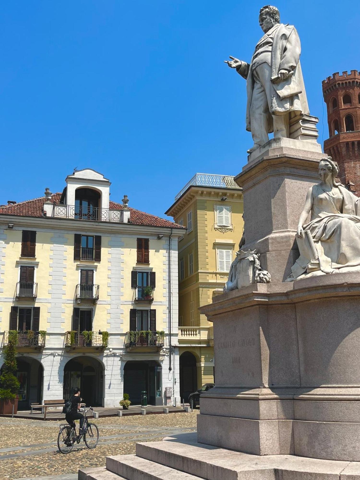 Dimora Conte Cavour Hotel แวร์เชลลี ภายนอก รูปภาพ