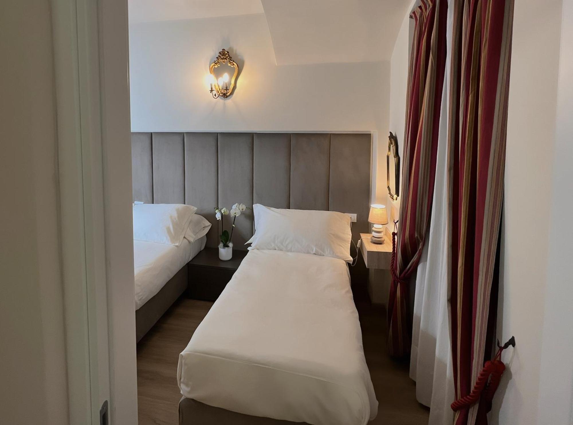 Dimora Conte Cavour Hotel แวร์เชลลี ภายนอก รูปภาพ
