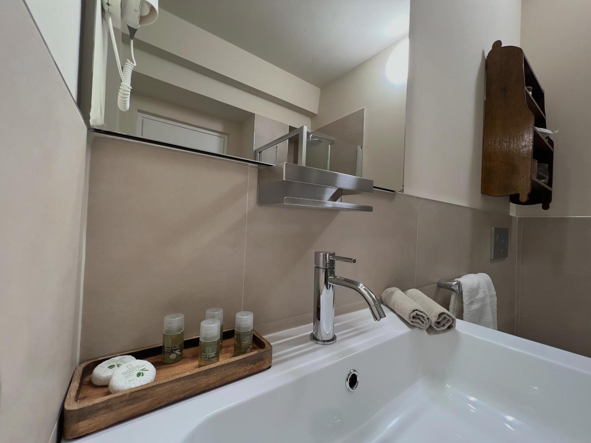 Dimora Conte Cavour Hotel แวร์เชลลี ภายนอก รูปภาพ