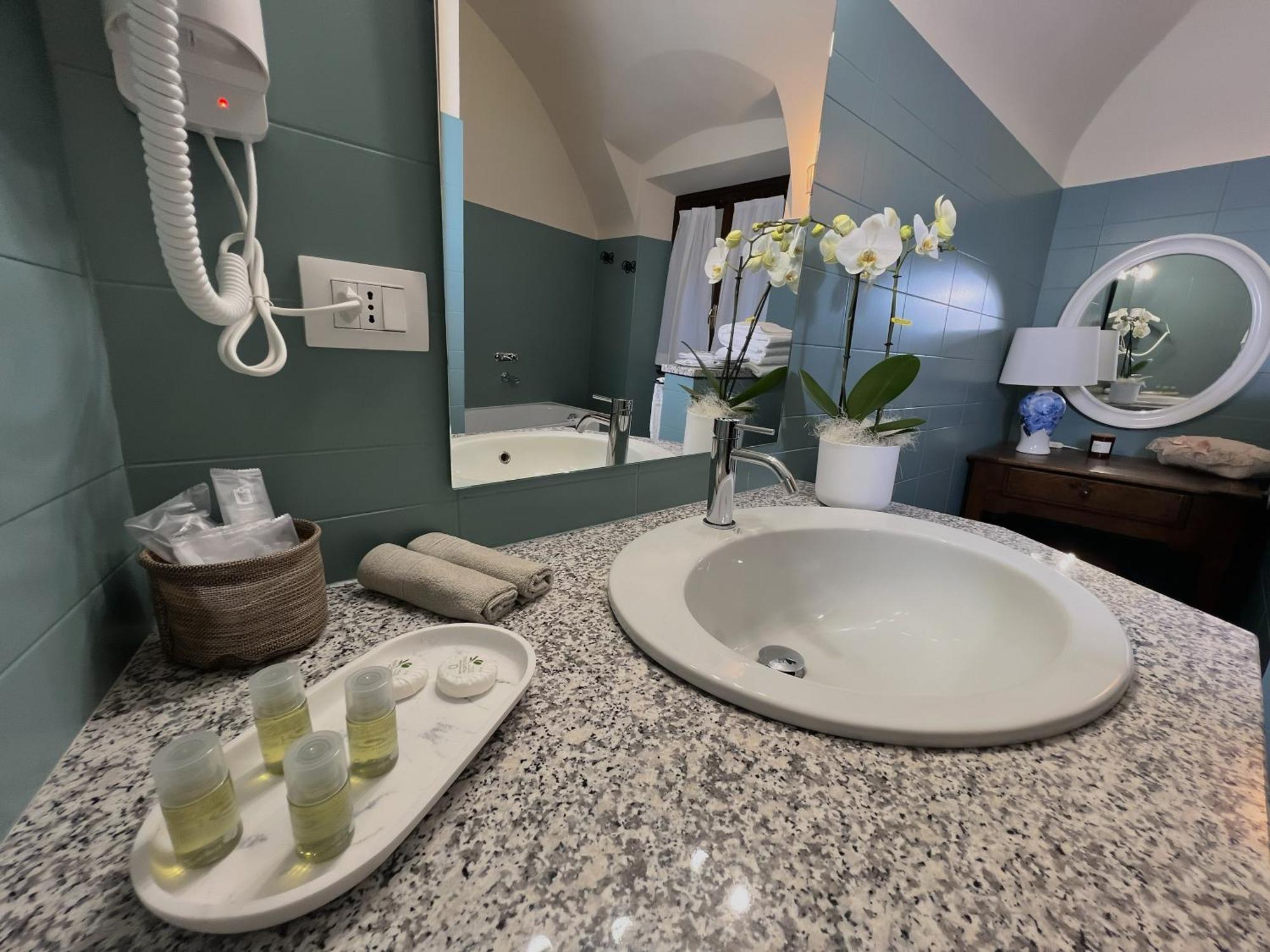 Dimora Conte Cavour Hotel แวร์เชลลี ห้อง รูปภาพ