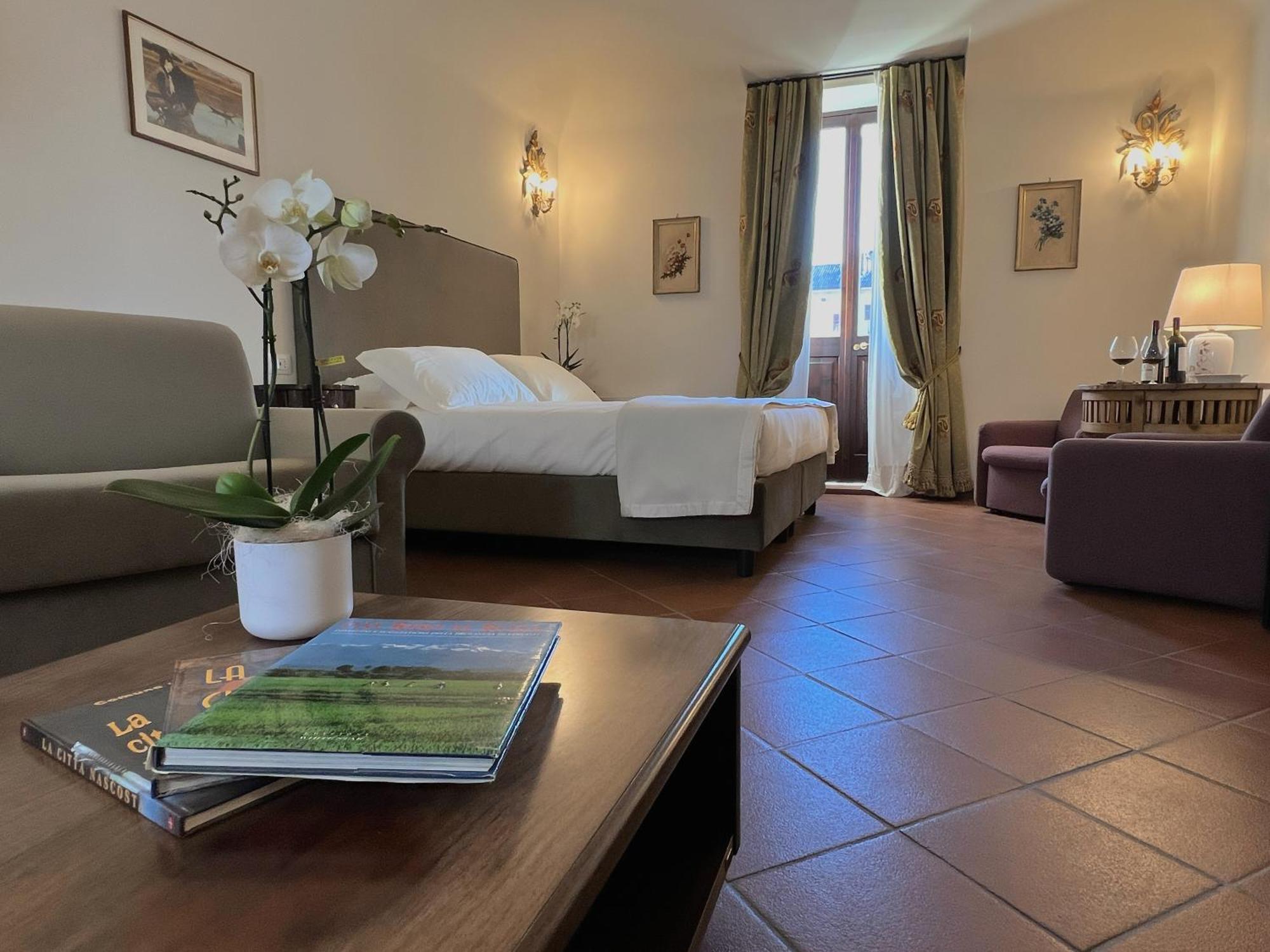 Dimora Conte Cavour Hotel แวร์เชลลี ภายนอก รูปภาพ
